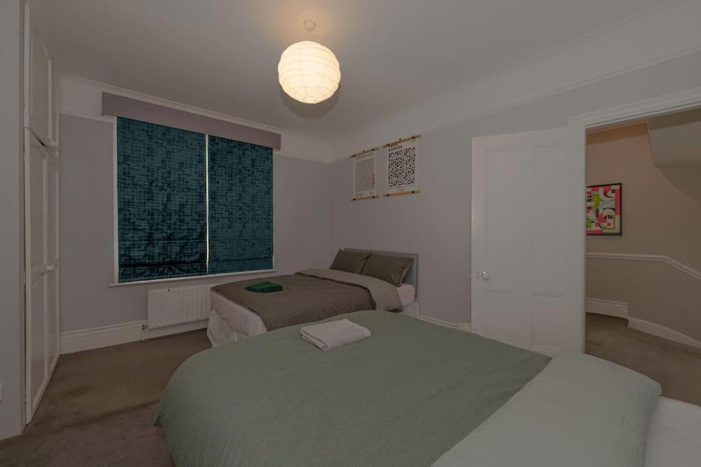 #chic 6-bedroom London Retreat# *