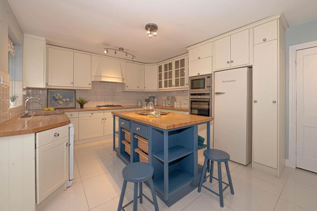 #chic 6-bedroom London Retreat# *