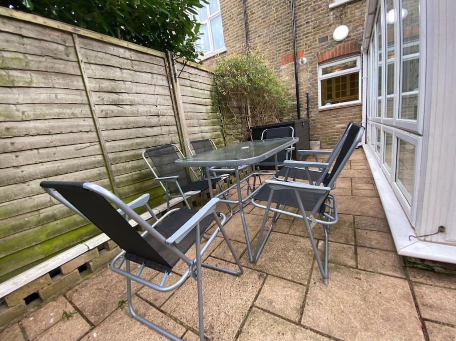 #chic 6-bedroom London Retreat# *
